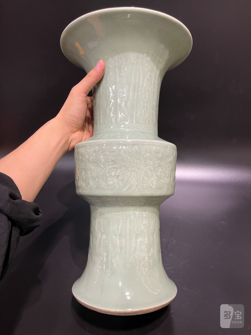 清乾隆 豆青釉浮雕缠枝莲纹花觚 - 图3